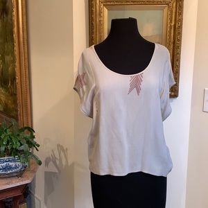 Short, wide-sleeved arrow blouse